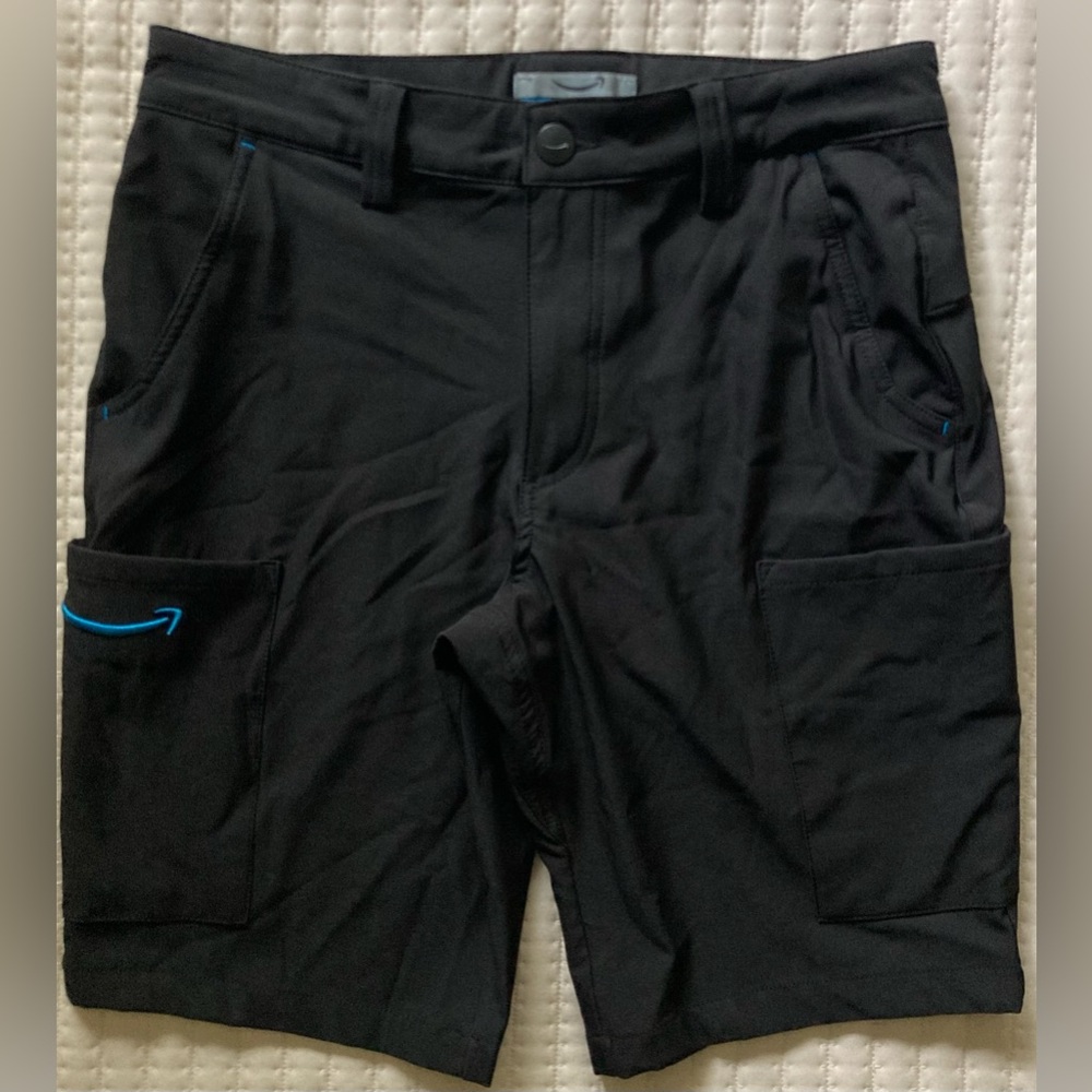 Amazon Logo Luly Yang Employee Black Cargo Shorts Men’s Small 32 10” Inseam
